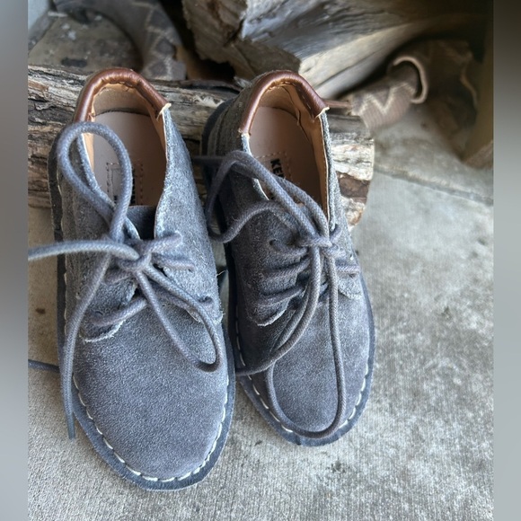 Kenneth Cole kids Gray Suede chukka Boots with Minimalist Design NWT Sz-5. A - Picture 2 of 9